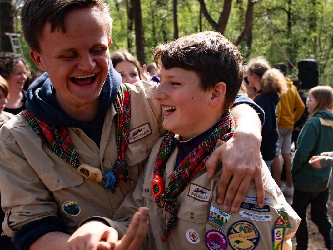 Scout en leiding hebben plezier.