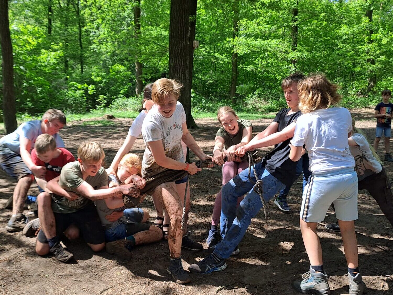 Scouts spelen kwallenballen.