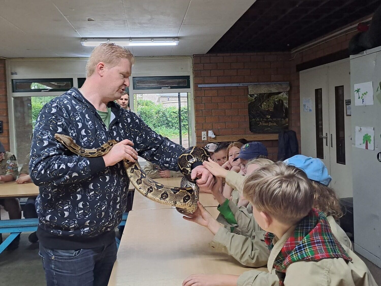 Leiding laat slang aan scouts zien.